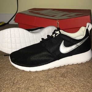 BRAND NEW NIKE ROSHE ONE 7.5 Women’s, Black&Silver
